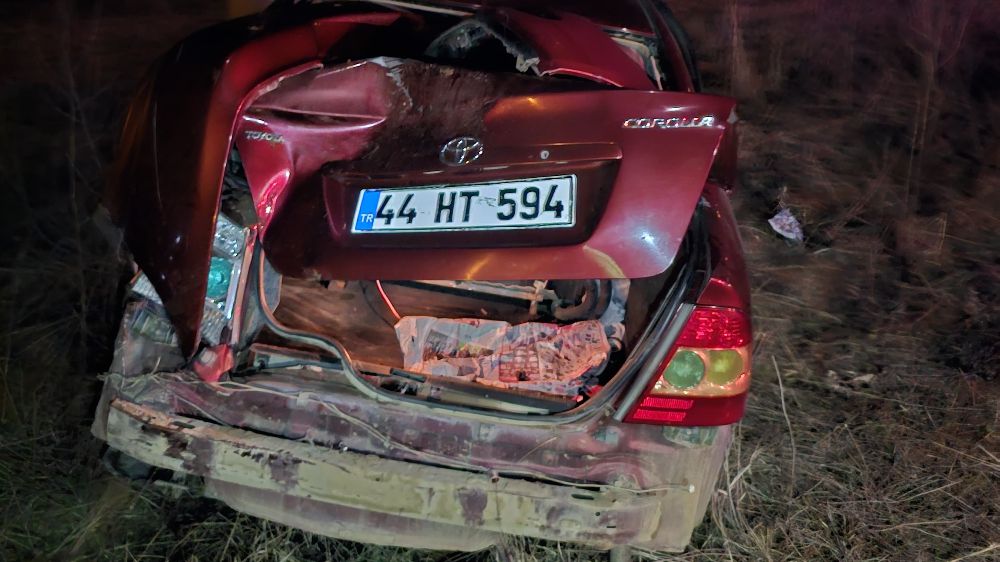 Malatya'da Direksiyon Hakimiyeti Kaybeden Araç Tarlaya Uçtu: 3 Yaralı