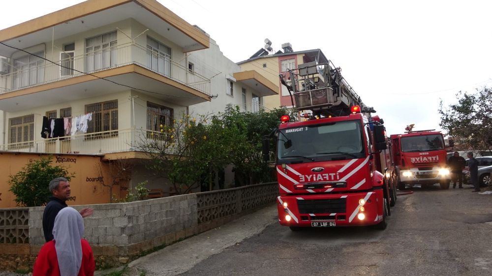  Manavgat'ta ev yangını Ekipler seferber oldu