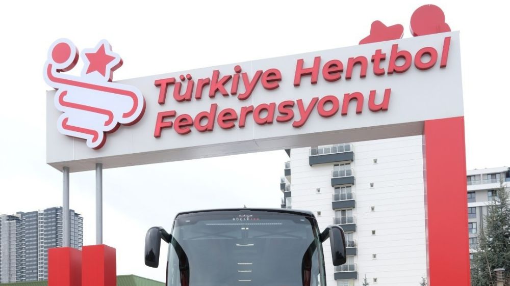 Mercedes-Benz Türk'ten Milli Kadın Hentbol Takımı'na Destek Ziyareti