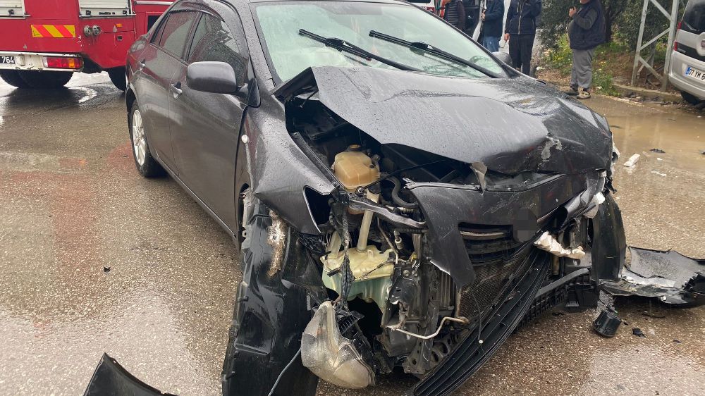Serik'te anne ve çocuğu yaralayan kaza: İki otomobil çarpıştı