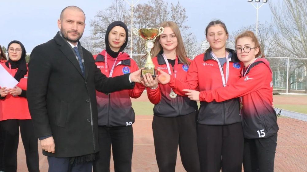 Sivas’ta  Kort Tenisi birinciliği için yarıştılar 