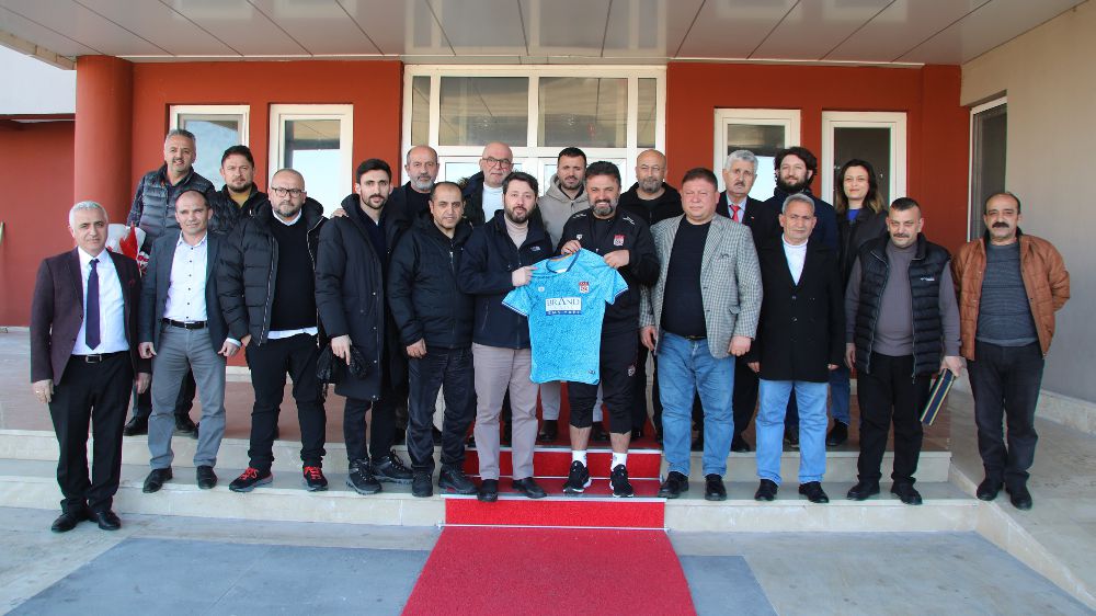 Sivasspor Pendikspor Maçına Hazır: Rey Manaj'a Doğum Günü Sürprizi!