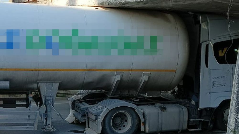 Tarsus'ta Dikkat Çeken Kaza: Gaz Tankeri Köprü Altında Kaldı