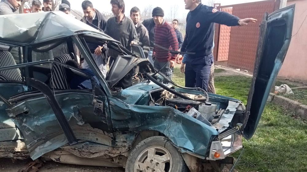 Taşköprü'de Kaza: Park Halindeki Araç da Hasar Gördü!