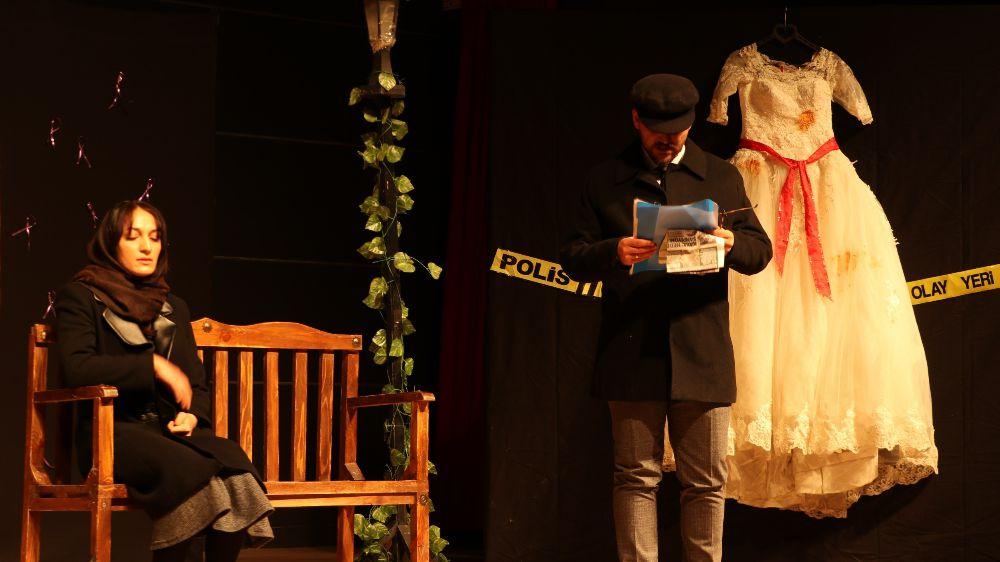 Taşova'da "Ölüm Kadın Meselesi" Tiyatrosu ile Kadın Cinayetlerine Dikkat Çekildi