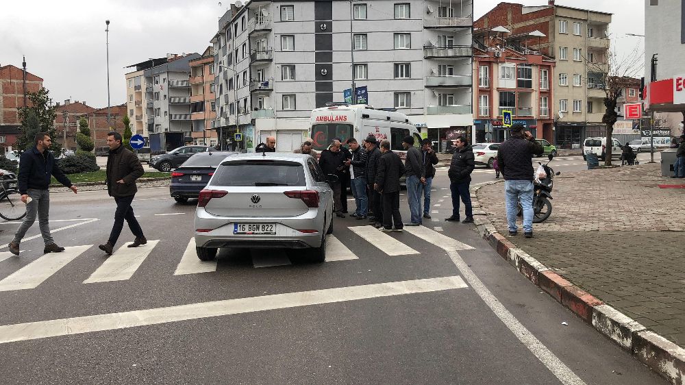 Yaya geçidinden karşıya geçmeye çalışan kadın araba çarpası sonucu yaralandı