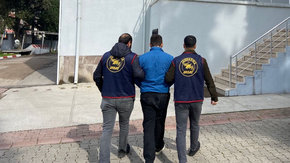 Adana'da aranan şahıslar yakalanarak tutuklandı