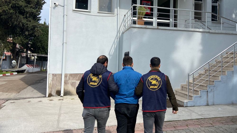 Adana’da aranan suçlu kıskıvrak yakalandı
