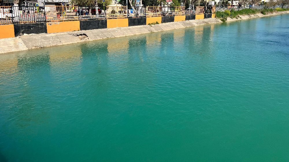 Adana'da Facia! Sıcak Havaya Aldandılar, Sulama Kanalına Daldılar!