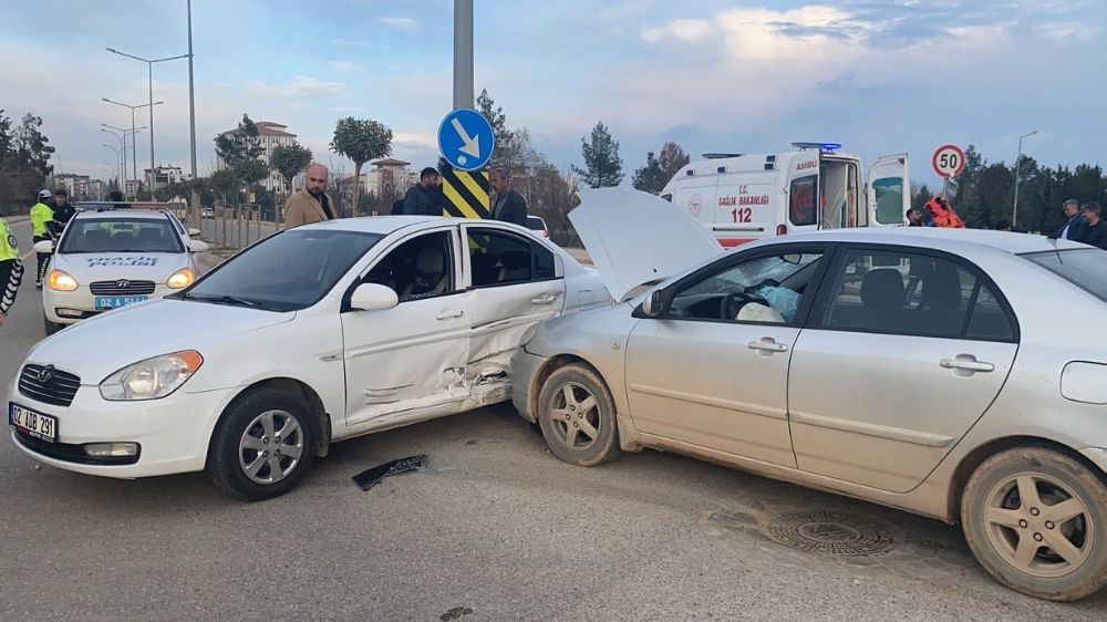 Adıyaman'da İki Araç Arasındaki Çarpışma Sonucu 3 Kişi Yaralandı - Haberler