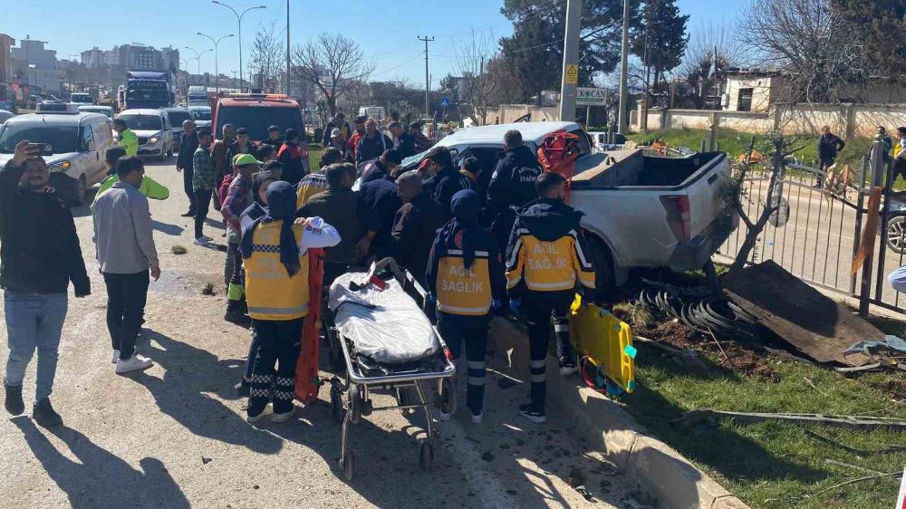 Adıyaman'da Meydana Gelen Kamyonet Kazasında 3 Kişi Yaralandı