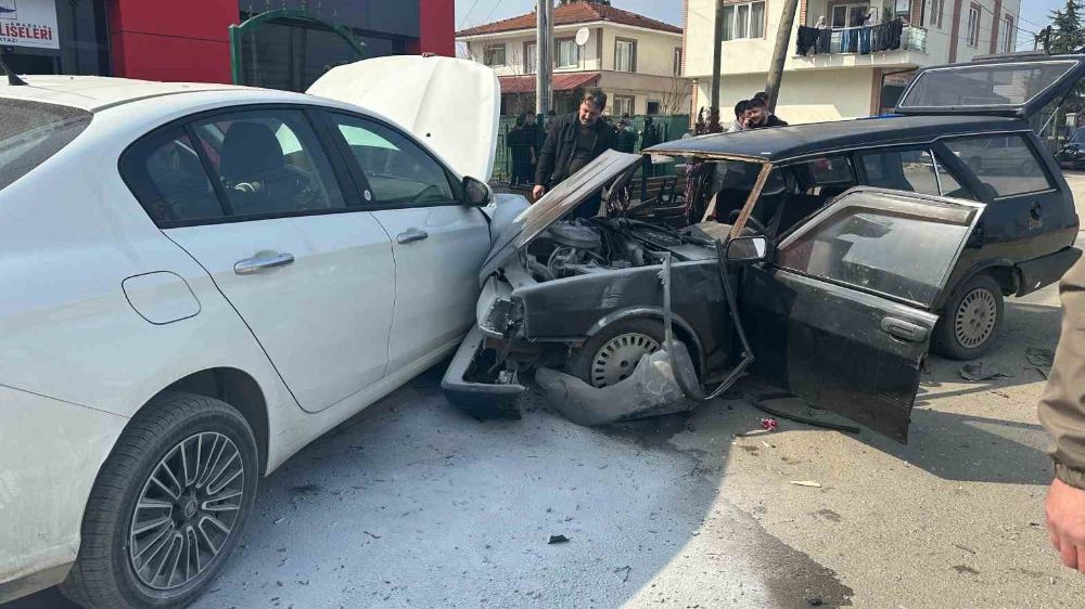 Akyazı'da Otomobil Kazası: Park Halindeki Araçla Çarpışma, Yaralı Var