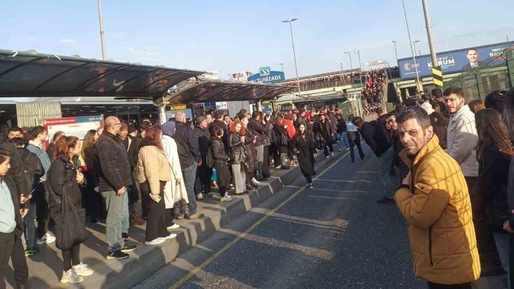 Altunizade’de metrobüs arızalandı; metrobüs durağında izdiham yaşandı