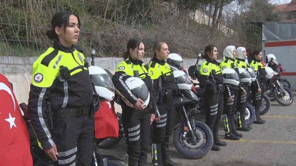 Ankara'da Dünya Kadınlar Günü'nde Motosikletli Trafik Timlerine 14 Kadın Polis Katıldı