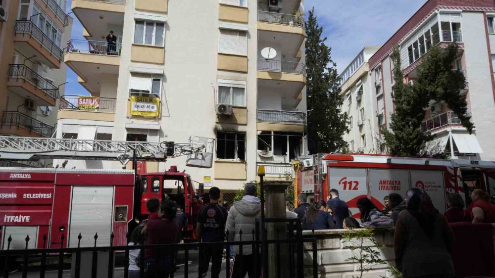 Antalya'da Bir Apartmanın Birinci Katında Çıkan Yangın Korku Dolu Anlar Yarattı - Haberler