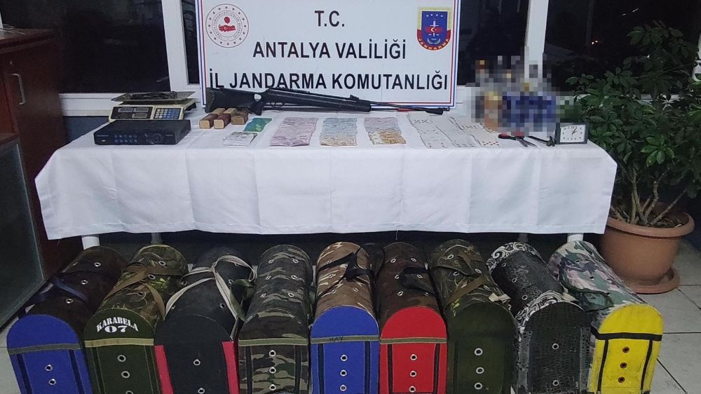 Antalya'da horoz dövüştüren şahıslar yakalandı