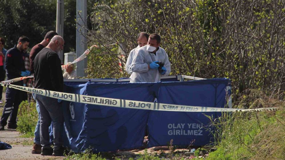 Antalya'da Korkunç Olay: Yol Kenarındaki Otluk Alanda Kadın Cesedi