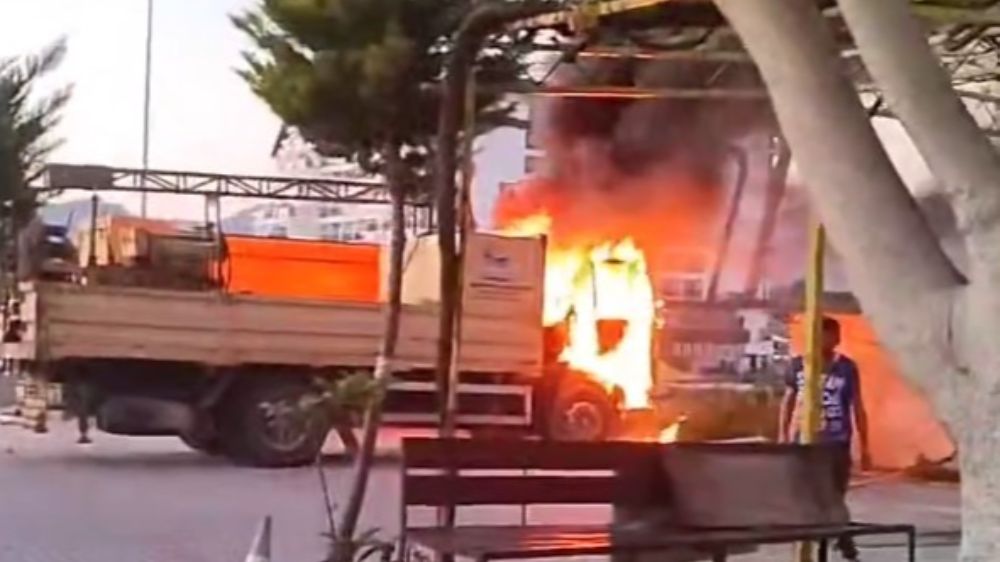 Antalya’da park haline bir kamyonda yangın meydana geldi