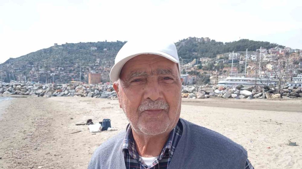 Antalya'da sahilinde ölü denizanaları dikkat çekiyor