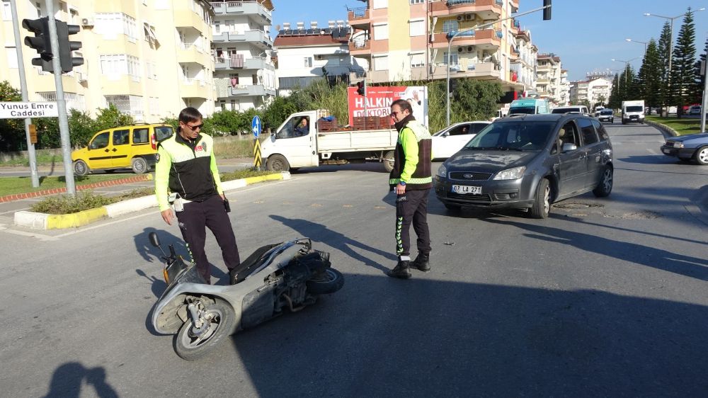 Antalya'da trafik kazası yaralı var