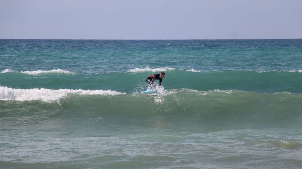 Antalya’nın Alanya ilçesinde sörfçüler, dalgalı denizi fırsat bilip sörf yapma keyfi yaşadı. - Haberler