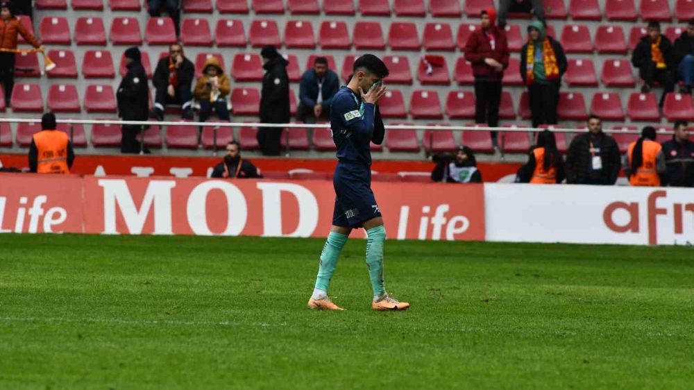 Arif Kocaman, Kayserispor'un 2023-2024 Sezonunda İlk Kırmızı Kartını Aldı