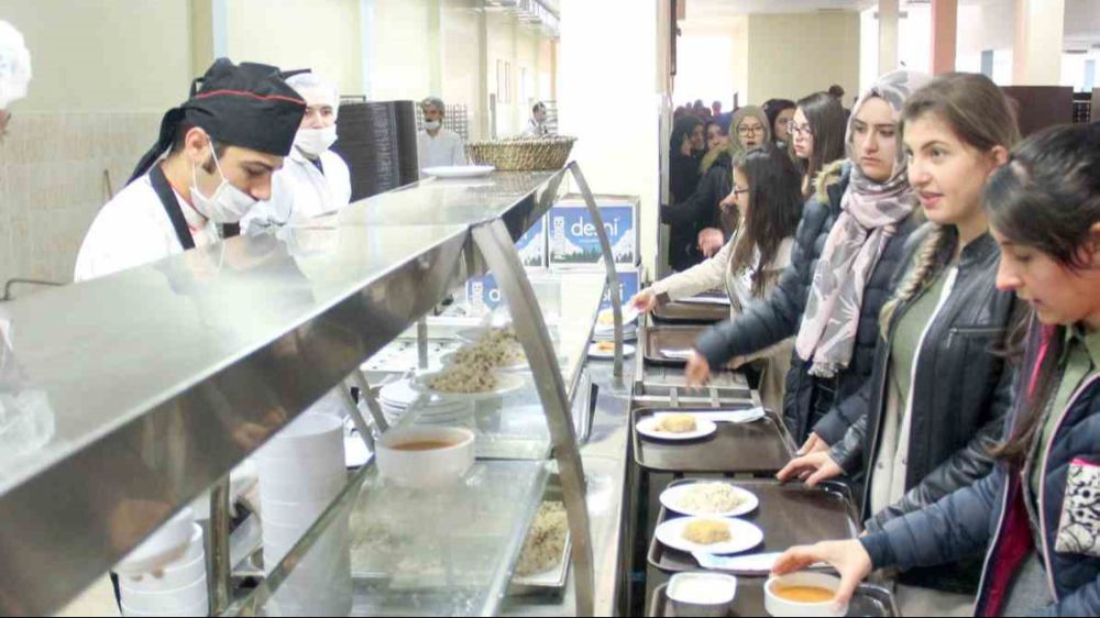 Atatürk Üniversitesinden öğrencilerine iftar jesti