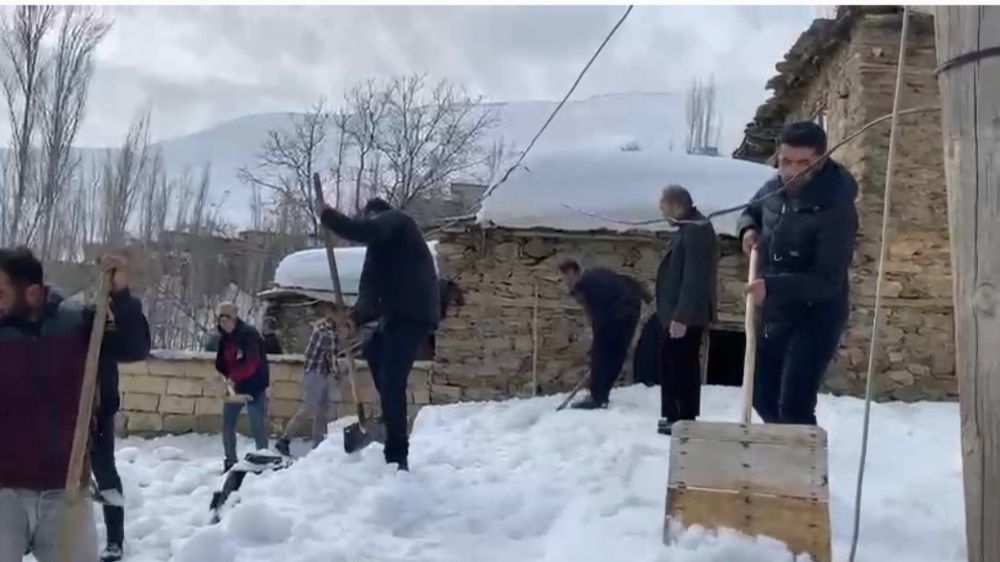 Bahçesaray’da yardımlaşarak   kar temizliği yapıldı