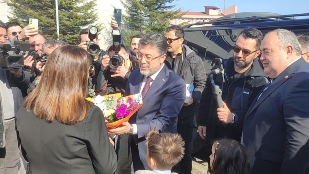 Bakan Yumaklı, Bartın'da 8 Mart'ı kadın vali ve gazeteciye çiçek vererek kutladı.