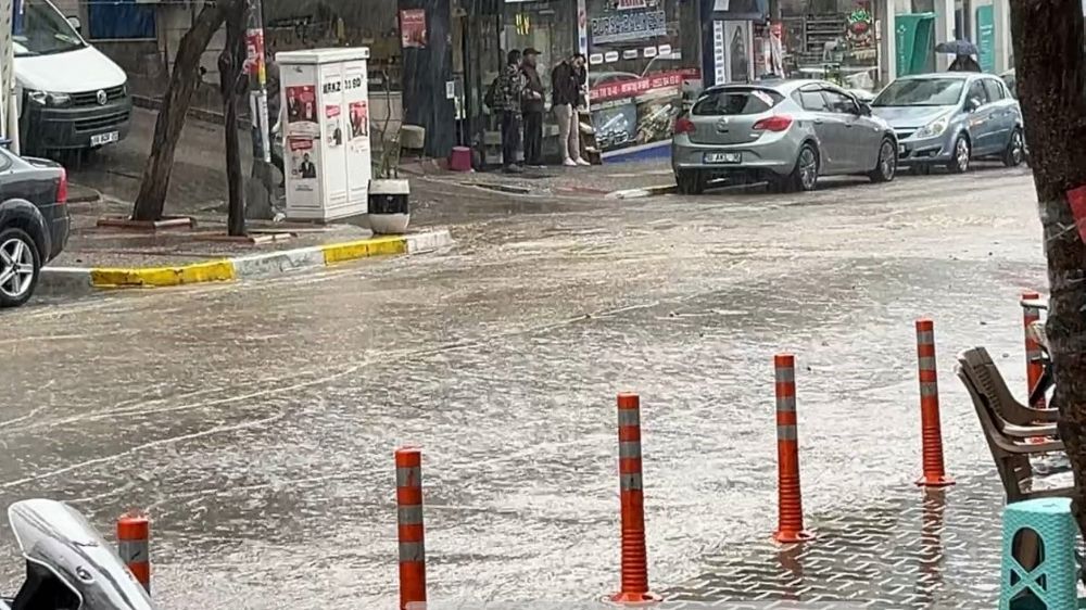 Bandırma'da 10 dakikalık sağanak yağış hayatı durdurdu!