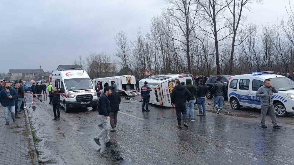 Bartın Kurtköy'de Servis Araçları Çarpıştı: 1 Ölü, 15 Yaralı