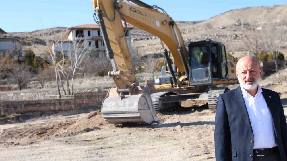 Başkan Çolakbayrakdar, Erkilet Ertuğrulgazi Mahallesi'nde Yol Yapım Çalışmalarını Denetledi