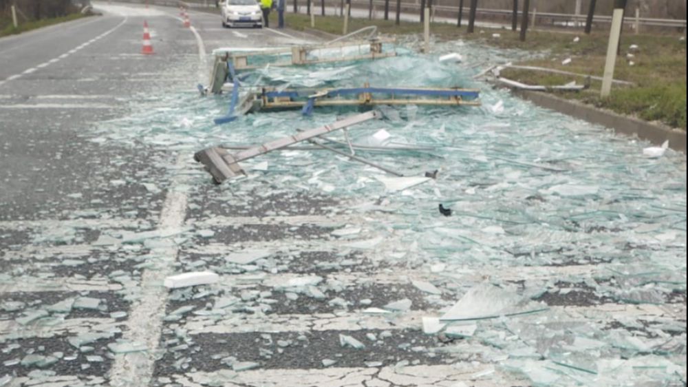 Bilecik-Bozüyük Karayolunda Trafik Durdu: Tır Dorsesinden Camlar Düştü