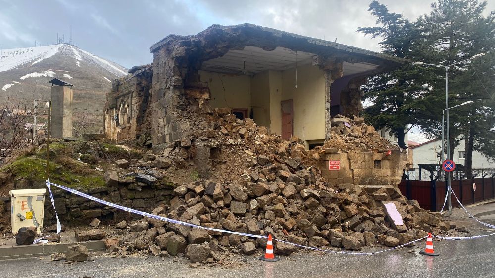 Bitlis Merkezde Sağanak Yağış Sonucu Taş Ev Çöktü - Haberler