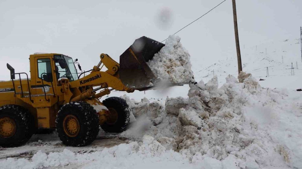 Bitlis’te kar hayatı olumsuz etkilemeye devam ediyor