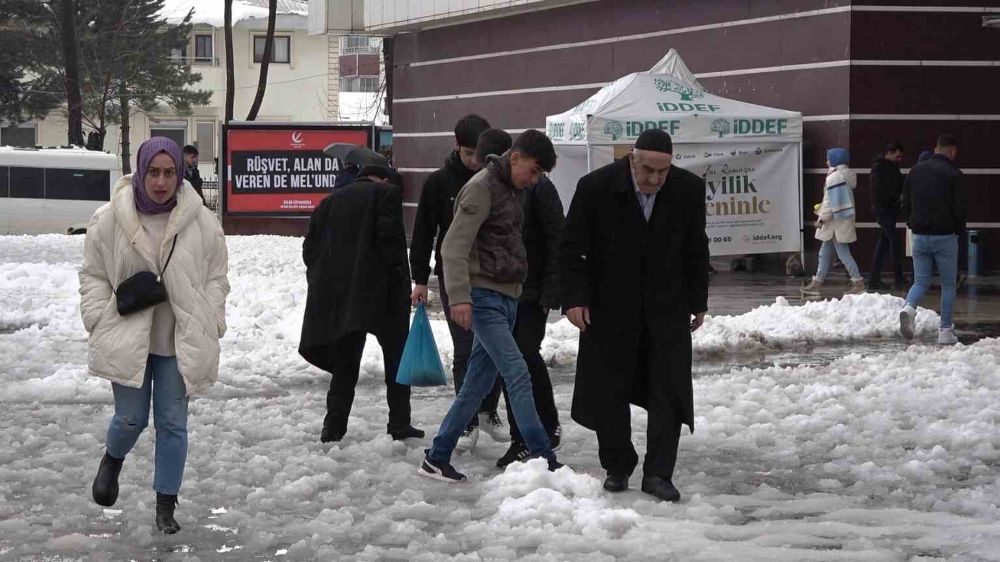 Bitlis'te olumsuz hava şartları hayatı durma noktasına getirdi