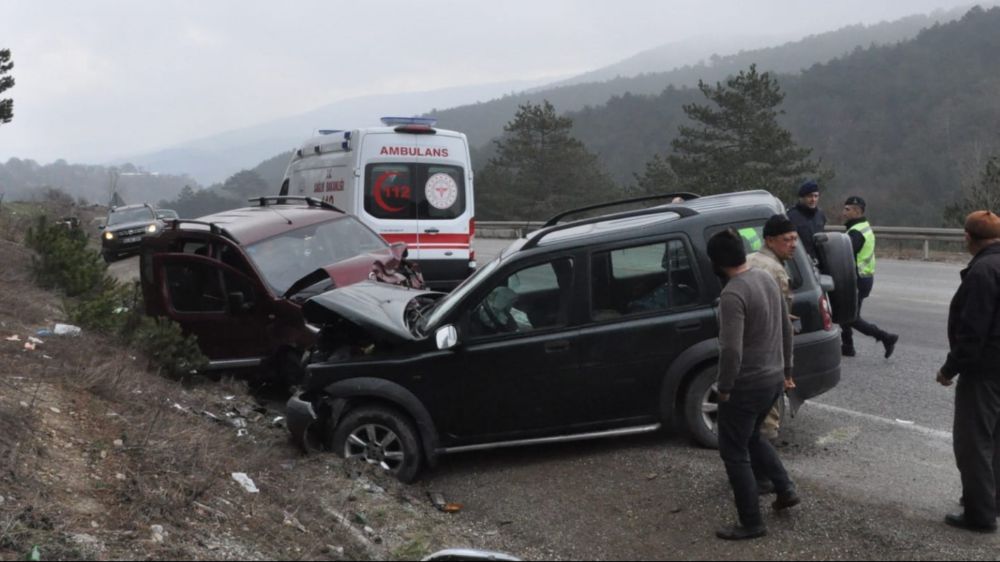 Bolu-Mudurnu yolunda feci kaza; 4 yaralı