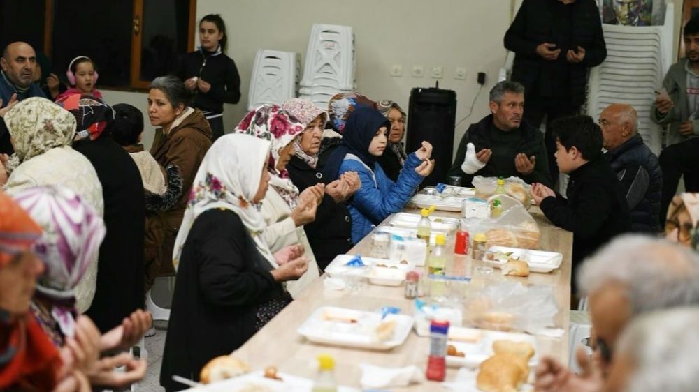 Bozkurt Belediyesinin iftar sofrası Çambaşı Mahallesi’nde vatandaşı bir araya getirdi 