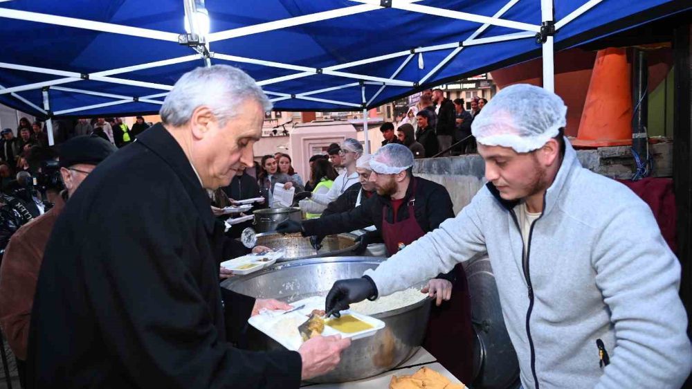 Bozüyük Belediyesi İftar çadırında ilk iftar