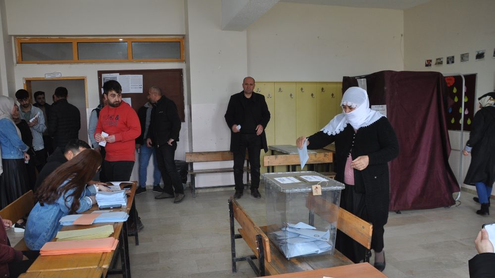 Bulanıklılar oy kullanmak için okullarda 