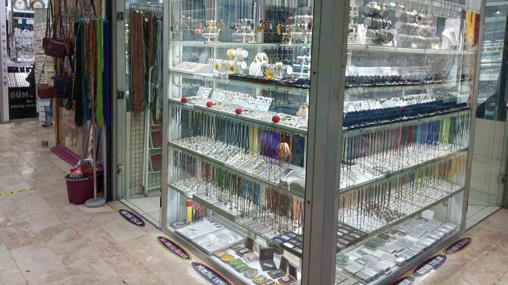 Çankaya'da Bir Takı Dükkanından Gümüş Zinciri Çalan Hırsızlar Kamerada