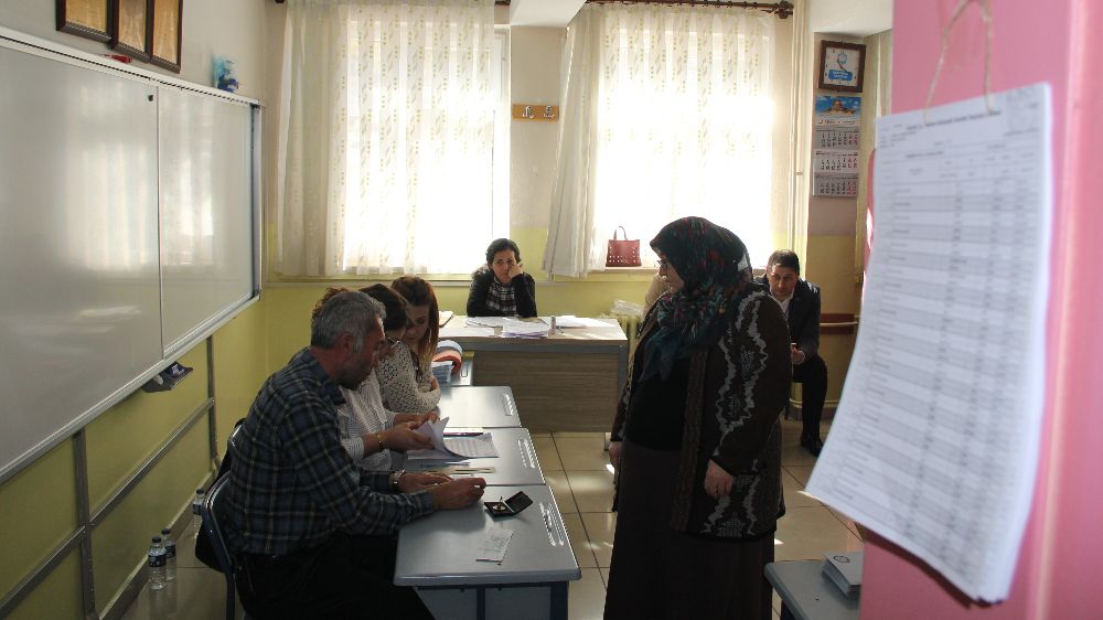 Çankırı'da vatandaş oy kullanmaya devam ediyor