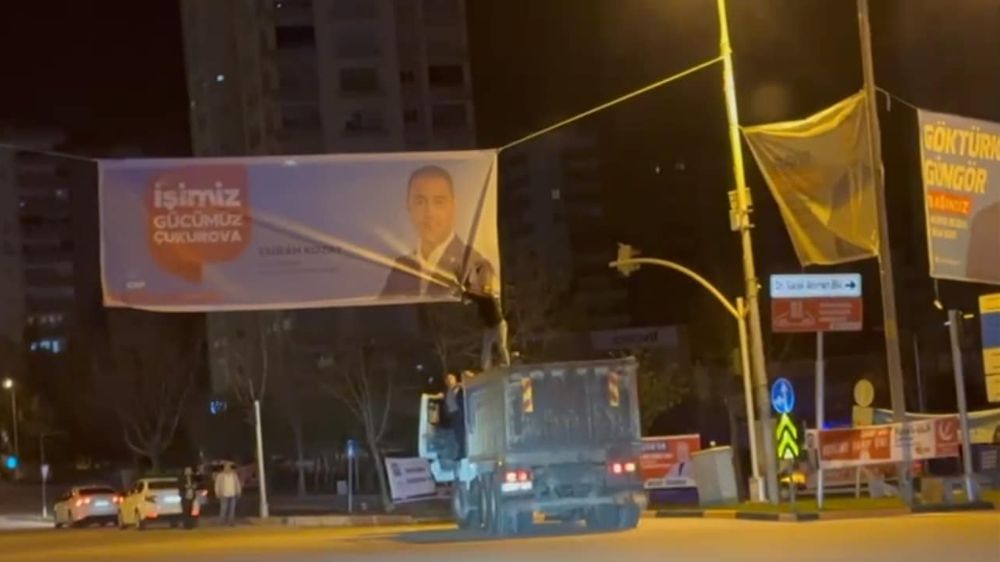 CHP’den istifa edip İYİ Parti’ye geçmişti: Soner Çetin’in belediye çalışanları CHP adayının afişlerini söktü