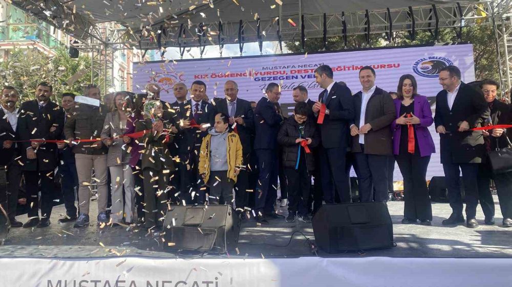 CHP Genel Başkanı Özel, Kartal’da toplu açılış töreninde yer aldı