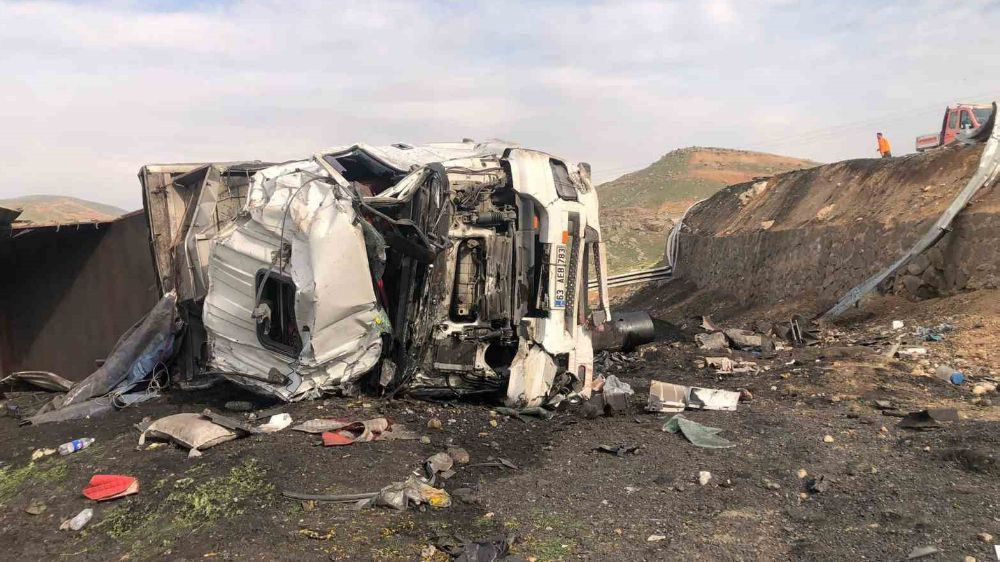 Cizre'de Tır Kazası: 1 Yaralı