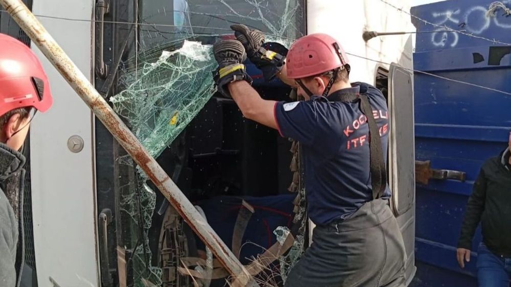 Darıca'da Tır Devrildi: Sürücü Virajı Alamayarak Kaza Yaptı! - Haberler