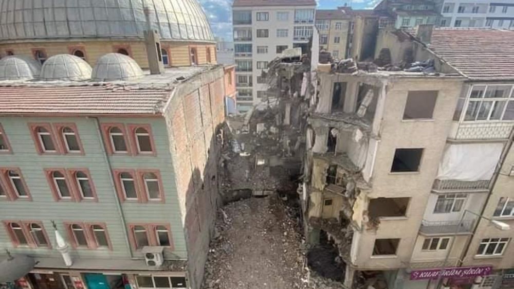 Deprem Yıkımında Kontrolsüz Yıkım: Elazığ'da Camiye Zarar!