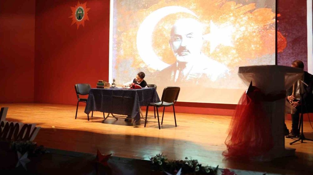 Derince’de İstiklal Marşı Etkinliği: Öğrenci Tiyatro Performansı Alkışlarla Karşılandı