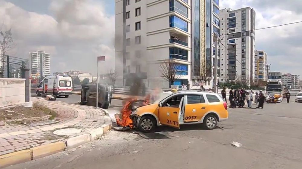 Diyarbakır’da kaza; çarpışan iki araçtan biri alev aldı