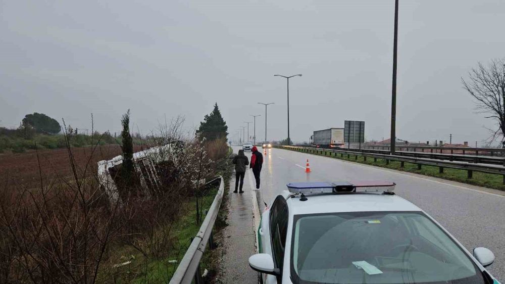 Edirne’de kaza; porselen yüklü tır devrildi